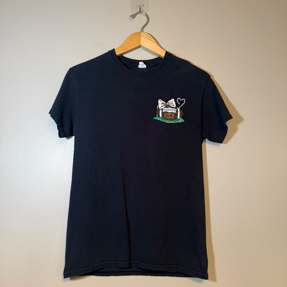 Gildan Oklahoma State OSU Cowgirls Pistols Firing Bow Football T-Shirt Black‎ S